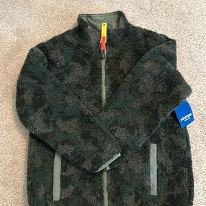 Boys green camo fleece. Size 8. NWT.